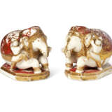 A PAIR OF POLYCHROME-PAINTED ALABASTER ELEPHANTS - фото 3