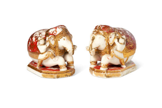 A PAIR OF POLYCHROME-PAINTED ALABASTER ELEPHANTS - Foto 3