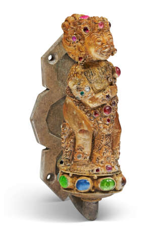 A STONE-INLAID GILT-METAL RAKSHASA-FORM KRIS HANDLE - Foto 2