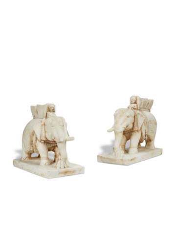 A PAIR OF WHITE MARBLE FIGURES OF ELEPHANTS - Foto 1