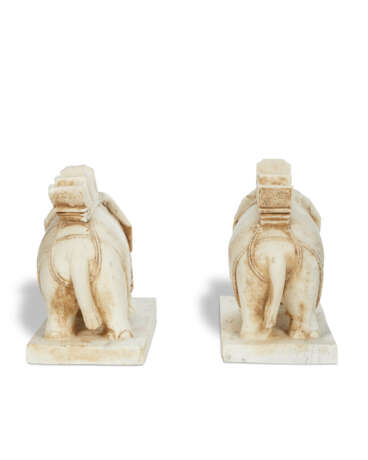 A PAIR OF WHITE MARBLE FIGURES OF ELEPHANTS - Foto 5