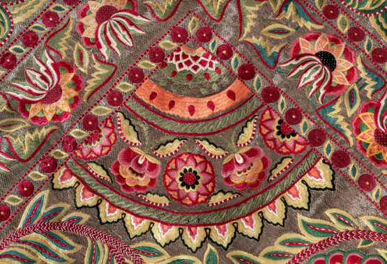 A GROUP OF MODERN EMBROIDERED INDIAN EXPORT MIRHABS AND PANELS - photo 3
