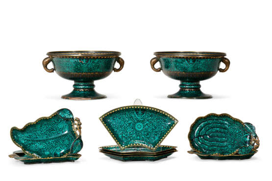 A GROUP OF INDIAN ENAMELED ARMORIAL TABLEWARES - фото 1