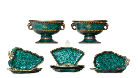 A GROUP OF INDIAN ENAMELED ARMORIAL TABLEWARES - Foto 1