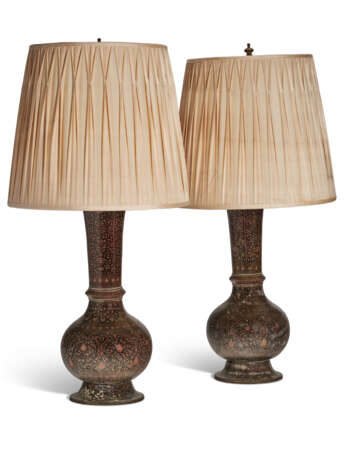 A PAIR OF ENAMEL BRASS VASES, NOW MOUNTED AS LAMPS - фото 3