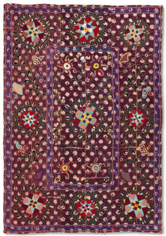 A CENTRAL ASIAN EMBROIDERED SILK IKAT SUSANI - Foto 1