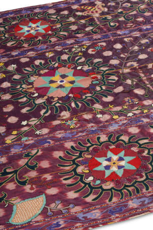A CENTRAL ASIAN EMBROIDERED SILK IKAT SUSANI - Foto 3
