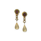 A PAIR OF INDIAN MULTI-GEM AND DIAMOND EARRINGS - фото 1