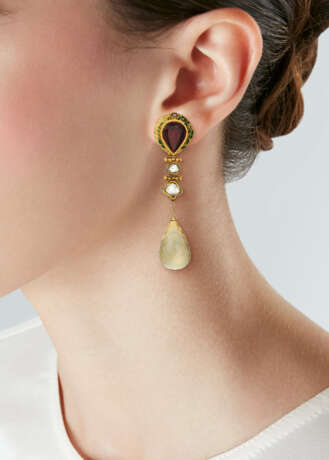 A PAIR OF INDIAN MULTI-GEM AND DIAMOND EARRINGS - Foto 2