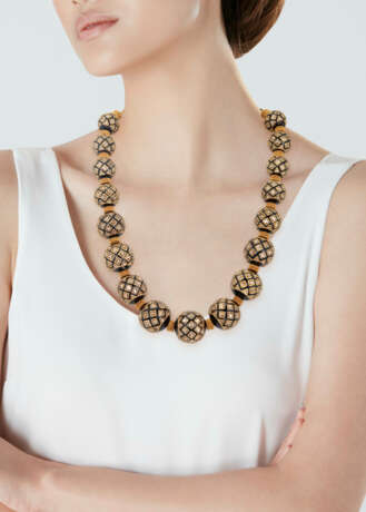 A DIAMOND AND ONYX NECKLACE - Foto 2