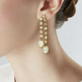 A PAIR OF INDIAN DIAMOND, CULTURED PEARL AND ENAMEL EARRINGS - Foto 2