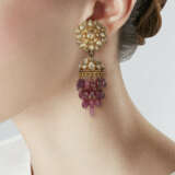 A PAIR OF INDIAN MULTI-GEM EARRINGS - Foto 2