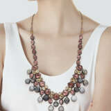 AN INDIAN GRAY CULTURED PEARL AND MULTI-GEM NECKLACE - Foto 2