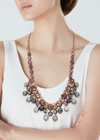 AN INDIAN GRAY CULTURED PEARL AND MULTI-GEM NECKLACE - фото 2