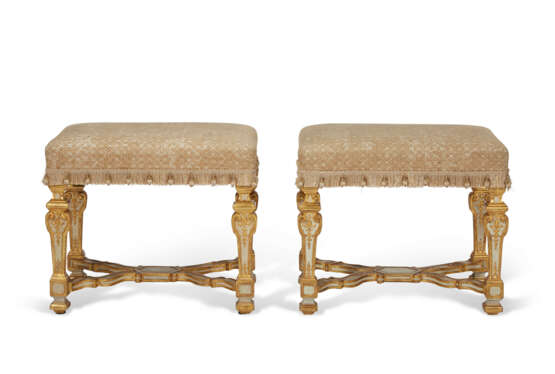 A PAIR OF SOUTH GERMAN WHITE-PAINTED AND PARCEL-GILT STOOLS - photo 2