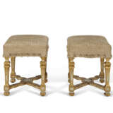 A PAIR OF SOUTH GERMAN WHITE-PAINTED AND PARCEL-GILT STOOLS - фото 3