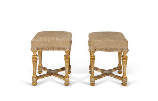 A PAIR OF SOUTH GERMAN WHITE-PAINTED AND PARCEL-GILT STOOLS - Foto 3