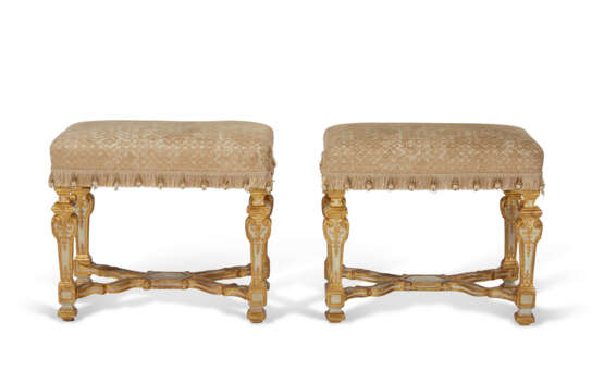 A PAIR OF SOUTH GERMAN WHITE-PAINTED AND PARCEL-GILT STOOLS - photo 4