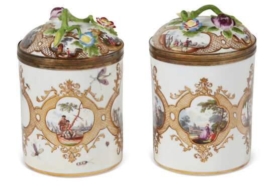 TWO SILVER-GILT-MOUNTED MEISSEN PORCELAIN CYLINDRICAL TOBACCO JARS AND COVERS - Foto 2