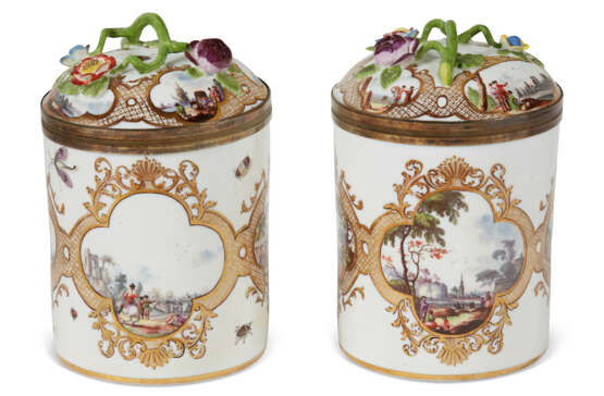 TWO SILVER-GILT-MOUNTED MEISSEN PORCELAIN CYLINDRICAL TOBACCO JARS AND COVERS - Foto 3