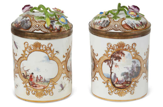 TWO SILVER-GILT-MOUNTED MEISSEN PORCELAIN CYLINDRICAL TOBACCO JARS AND COVERS - Foto 4