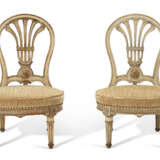 A PAIR OF FRENCH GREY-PAINTED CHAISES D'ENFANT - Foto 2