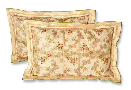 TWO PAIRS OF PILLOWS WITH FRENCH SILK BROCADE - photo 2