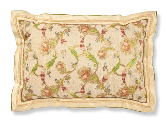 TWO PAIRS OF PILLOWS WITH FRENCH SILK BROCADE - фото 3