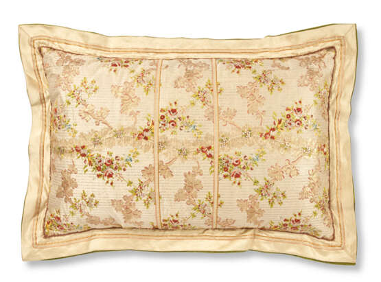 TWO PAIRS OF PILLOWS WITH FRENCH SILK BROCADE - photo 4