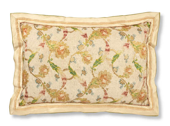 TWO PAIRS OF PILLOWS WITH FRENCH SILK BROCADE - фото 5