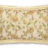 TWO PAIRS OF PILLOWS WITH FRENCH SILK BROCADE - photo 5
