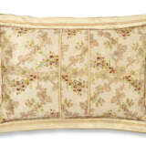 TWO PAIRS OF PILLOWS WITH FRENCH SILK BROCADE - photo 6