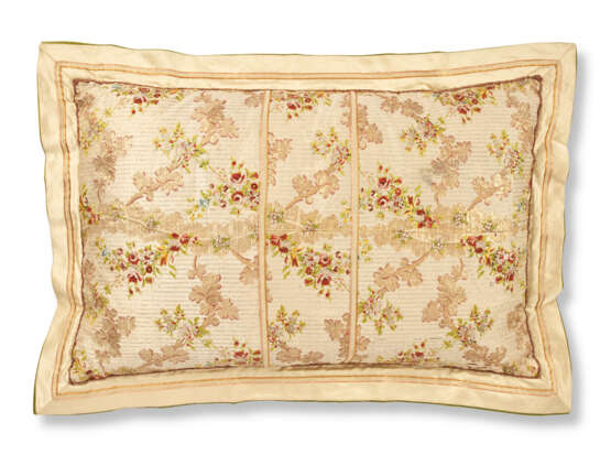 TWO PAIRS OF PILLOWS WITH FRENCH SILK BROCADE - фото 6