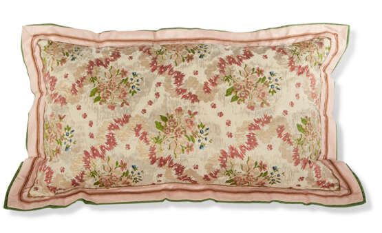 TWO PAIRS OF PILLOWS WITH FRENCH SILK BROCADE - photo 7