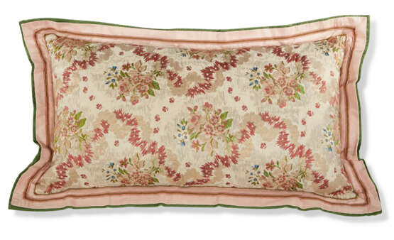 TWO PAIRS OF PILLOWS WITH FRENCH SILK BROCADE - photo 8