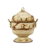 AN EARLY VICTORIAN CREAM AND POLYCHROME-JAPANNED TOLE AND CAST IRON COAL SCUTTLE - фото 1