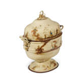 AN EARLY VICTORIAN CREAM AND POLYCHROME-JAPANNED TOLE AND CAST IRON COAL SCUTTLE - фото 4