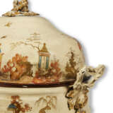 AN EARLY VICTORIAN CREAM AND POLYCHROME-JAPANNED TOLE AND CAST IRON COAL SCUTTLE - Foto 5