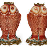A PAIR OF FRENCH ORMOLU-MOUNTED CHINESE PORCELAIN TWIN FISH VASES - Foto 4