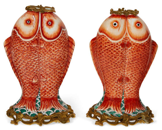 A PAIR OF FRENCH ORMOLU-MOUNTED CHINESE PORCELAIN TWIN FISH VASES - Foto 4