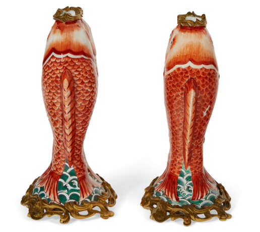 A PAIR OF FRENCH ORMOLU-MOUNTED CHINESE PORCELAIN TWIN FISH VASES - фото 5
