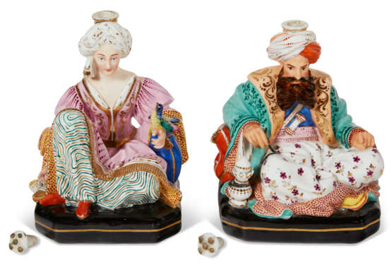 A PAIR OF JACOB PETIT PORCELAIN FIGURAL SCENT BOTTLES AND TWO STOPPERS - Foto 6