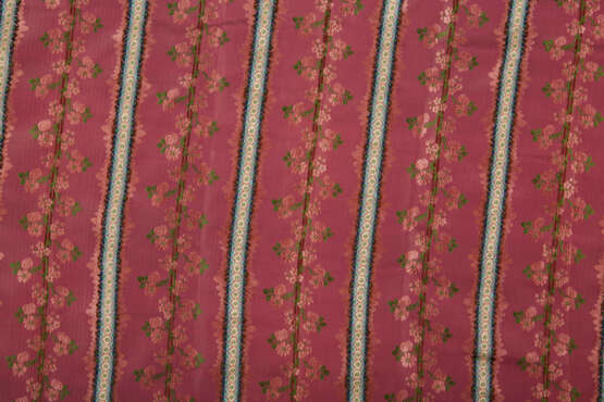 A GROUP OF SEVEN BERRY TONED SILKS - Foto 10