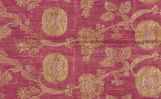 A GROUP OF SEVEN BERRY TONED SILKS - фото 19