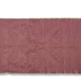 A GROUP OF SEVEN BERRY TONED SILKS - Foto 24