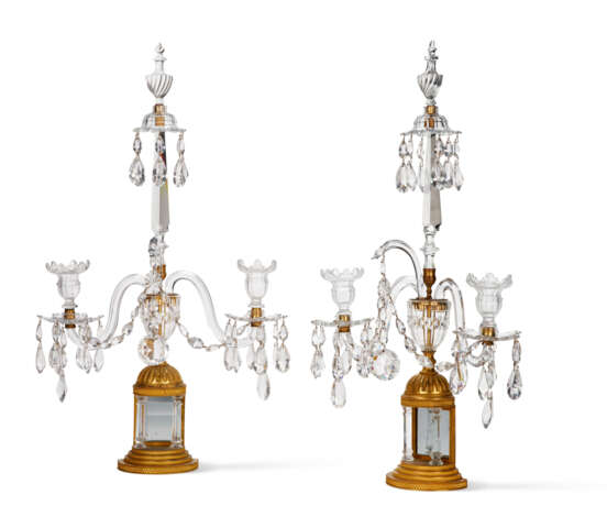 A PAIR OF GEORGE III ORMOLU AND CUT-GLASS TWO-LIGHT CANDELABRA - Foto 2