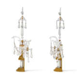 A PAIR OF GEORGE III ORMOLU AND CUT-GLASS TWO-LIGHT CANDELABRA - Foto 3