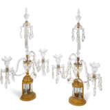 A PAIR OF GEORGE III ORMOLU AND CUT-GLASS TWO-LIGHT CANDELABRA - Foto 4