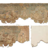 TWO EARLY LOUIS XV SILK AND WOOL EMBROIDERED, COUCHED AND APPLIQUED PELMETS - Foto 4