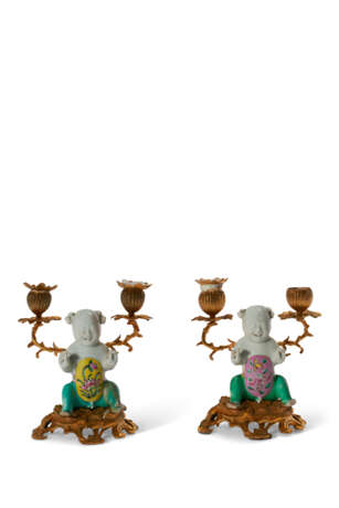 A PAIR OF FRENCH ORMOLU-MOUNTED CHINESE FAMILLE ROSE PORCELAIN TWO-LIGHT CANDELABRA - фото 2